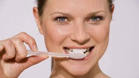 Dagelijks driemaal je tanden poetsen is niet voldoende voor mooie en gezonde tanden